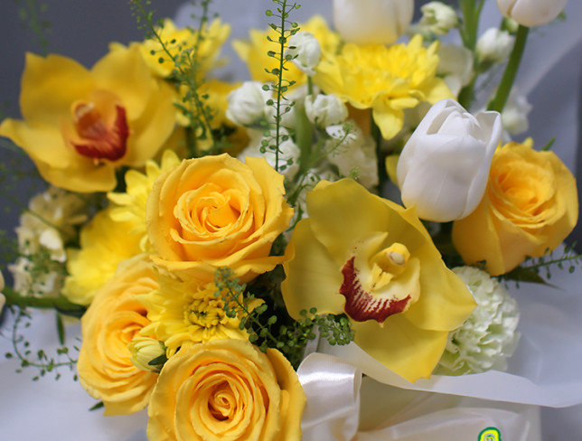Коробка с желтыми розами и белыми тюльпанами Фото